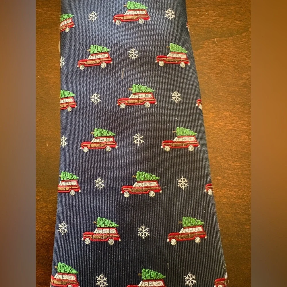 Chaps tie Christmas tree on wagon new tags